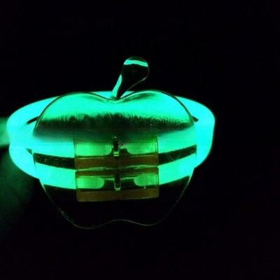 Des bracelets fluorescents fluides de papillons pour Halloween