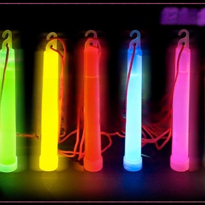Des bâtons lumineux de 6 pouces en multi-couleurs idéales pour les fêtes et les décorations de festival