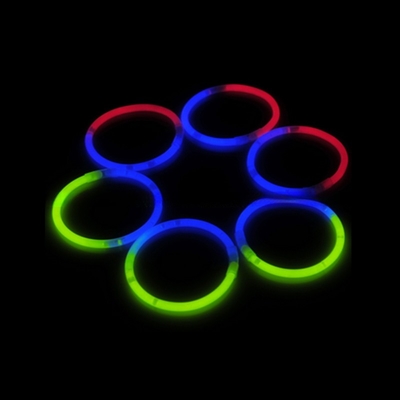 Des bracelets au néon, des colliers, des baguettes en vrac, parfaits pour les fêtes.