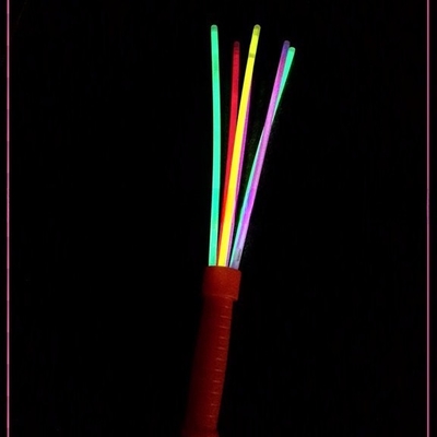 Durée de conservation de 2 ans Bâtons fluorescents liquides fluorescents PE pour les fournitures de fête en plein air